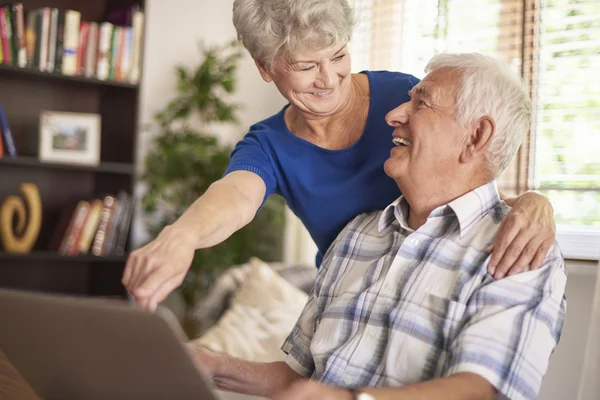 Старша пара використовує свій ноутбук разом — стокове фото
