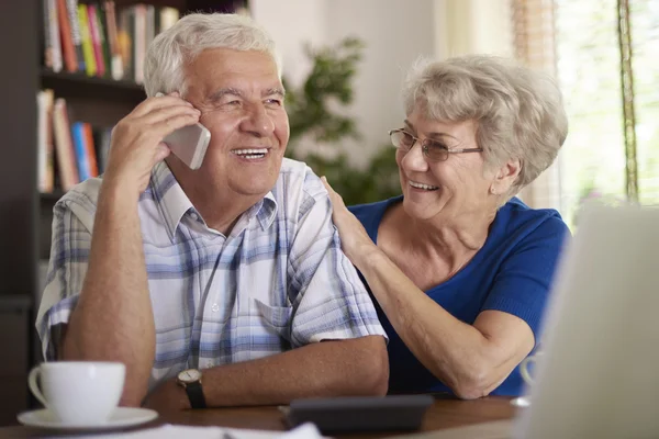 Gammel mann som snakker i mobiltelefon – stockfoto