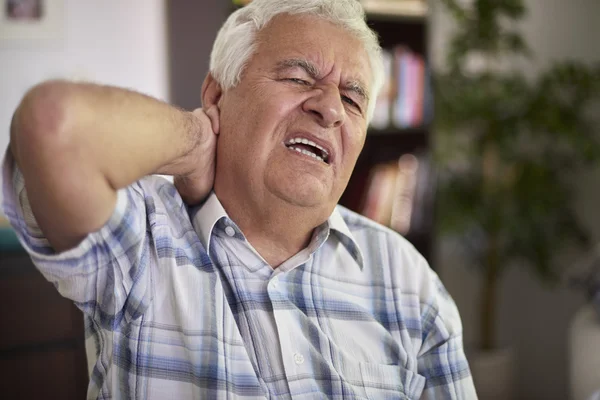 Homem idoso sofre de dor no pescoço — Fotografia de Stock