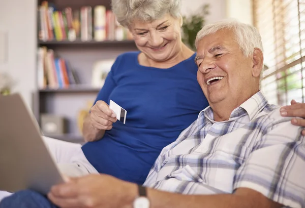 Senior couple using Internet on laptop — Stock Photo, Image