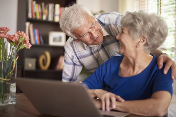 Senior par som tilbringer tid foran datamaskinen – stockfoto