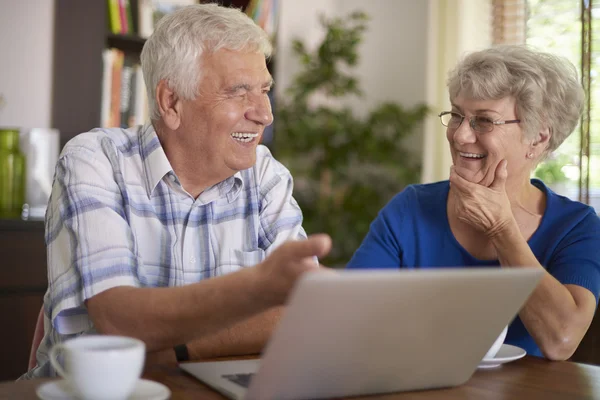 Senior marriage spending time in front of computer — Stock Photo, Image
