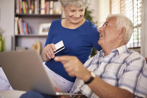 Pareja mayor utilizando Internet en el ordenador portátil — Foto de Stock