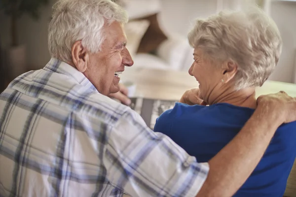 Seniorenpaar erinnert sich an gute alte Zeiten — Stockfoto