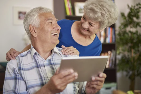 Nonni che usano un tablet digitale — Foto Stock