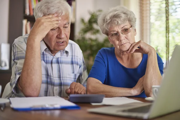 Senior par har økonomiske problemer – stockfoto