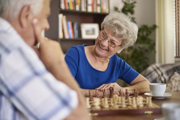 Seniorenpaar schaken — Stockfoto