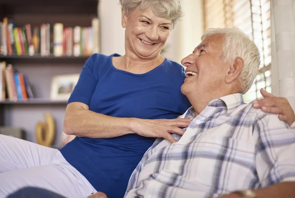 Glückliches Seniorenpaar lizenzfreie Stockbilder