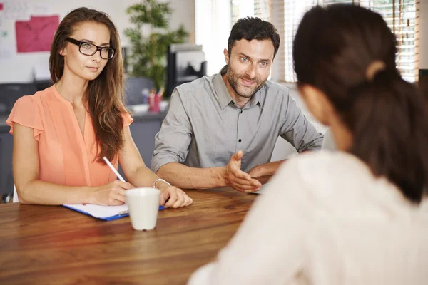 Groupe de travailleurs assis dans le bureau — Photo