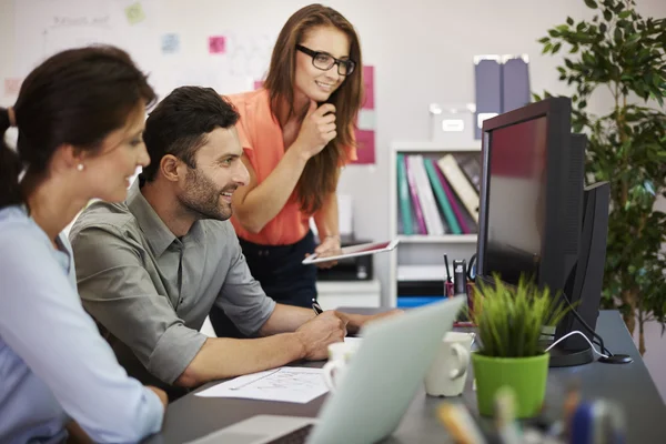 Équipe d'affaires au travail au bureau — Photo