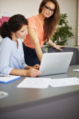 ofiste çalışan iş kadınları