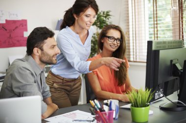 Yeni proje ile çalışan iş adamları