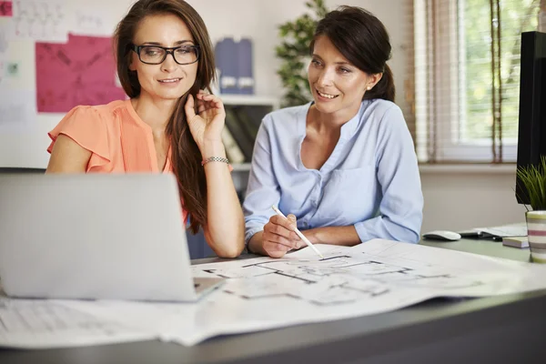 Businesswomen working together in office — Stock Photo, Image