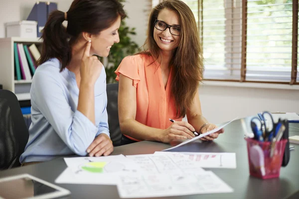 Femmes d'affaires travaillant ensemble dans le bureau — Photo