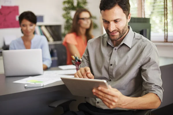 Geschäftsteam arbeitet im Büro — Stockfoto