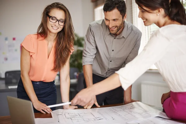 Geschäftsteam arbeitet im Büro — Stockfoto