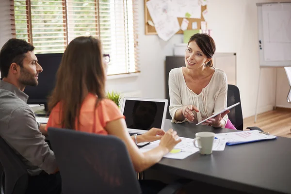 Geschäftsleute treffen sich im Büro — Stockfoto