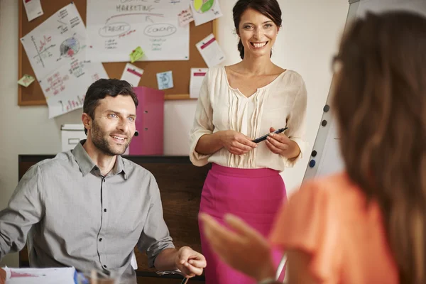 Les gens d'affaires travaillent ensemble — Photo