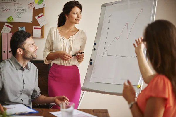 Geschäftsleute arbeiten zusammen — Stockfoto