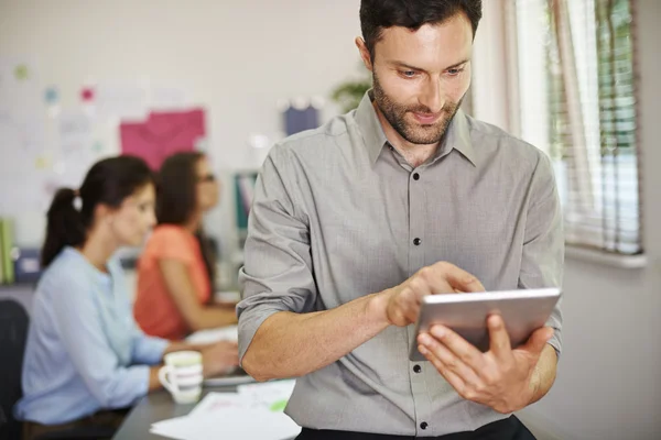 Geschäftsmann nutzt digitales Tablet im Büro — Stockfoto