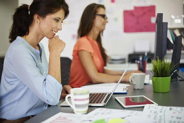 Vrouwelijke ondernemers werken in office — Stockfoto