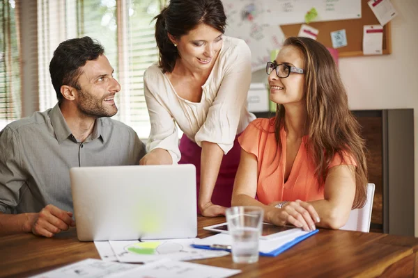 Geschäftsleute arbeiten zusammen — Stockfoto