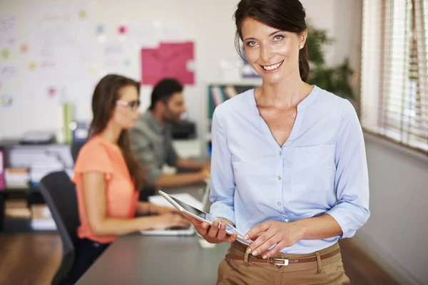 Affärskvinna med medarbetare i office — Stockfoto