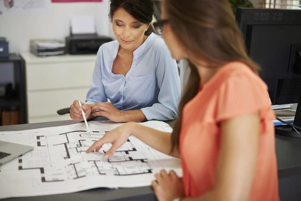 Empresarias trabajando en un nuevo proyecto — Foto de Stock