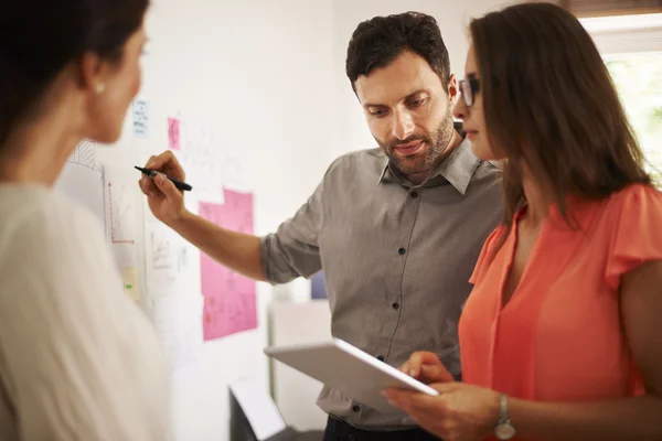 Brainstorming em corporação com a equipe — Fotografia de Stock