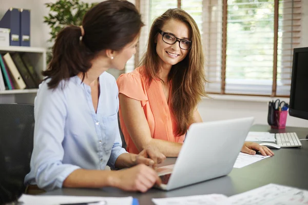 Femmes d'affaires travaillant ensemble — Photo