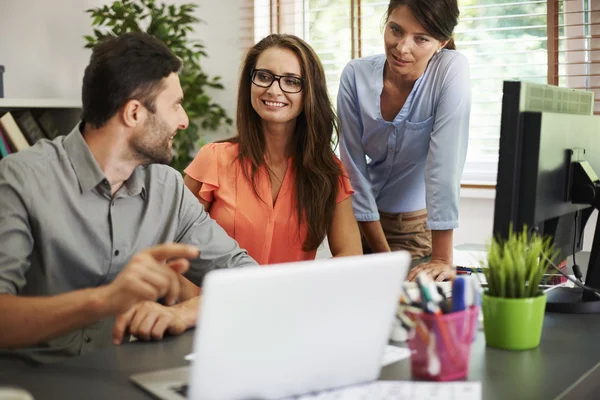 Les gens d'affaires travaillent ensemble — Photo