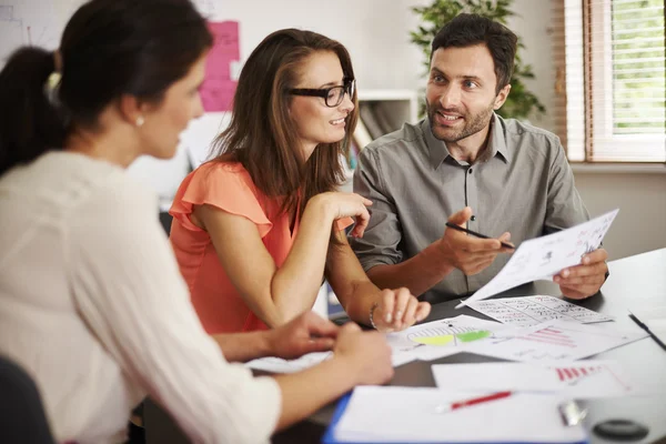 Mensen uit het bedrijfsleven samen brainstormen — Stockfoto