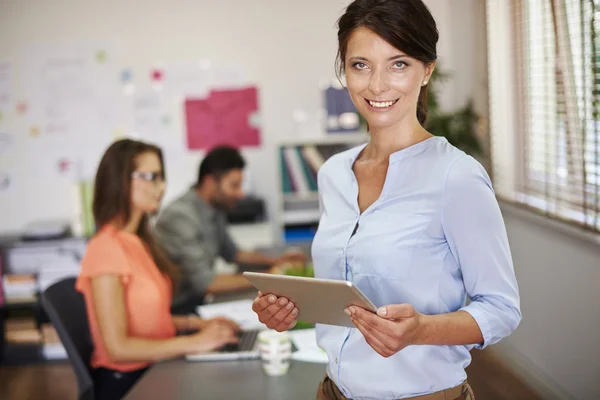 Femme d'affaires avec tablette numérique au bureau — Photo