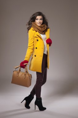 Kalın elbiseli kadın.