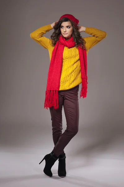 Woman presenting warm autumnal clothes — Stock Photo, Image