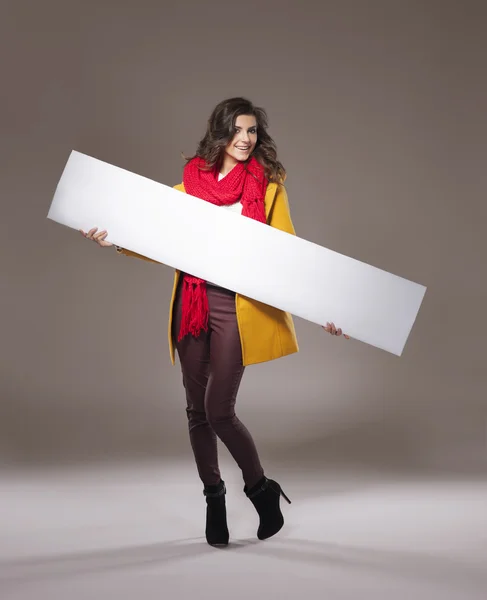Nő kezében egy fehér üres plakát — Stock Fotó