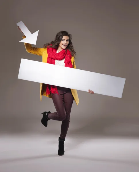 Mujer sosteniendo tablero vacío — Foto de Stock