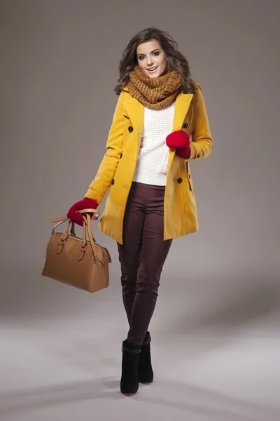 Mulher atraente em roupas quentes com saco — Fotografia de Stock