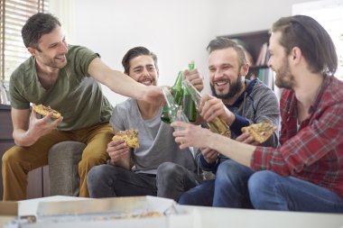 Pizza ve bira ile vakit arkadaşlar
