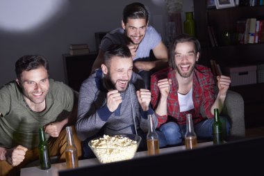 futbol maçı izlerken arkadaşlar.