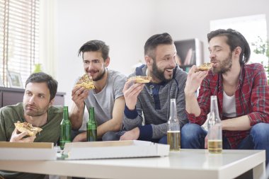 TV izlerken ve pizza yemek arkadaşlar