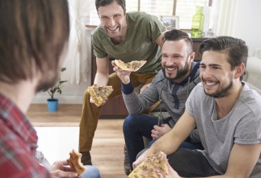Arkadaşlar birlikte pizza yiyor