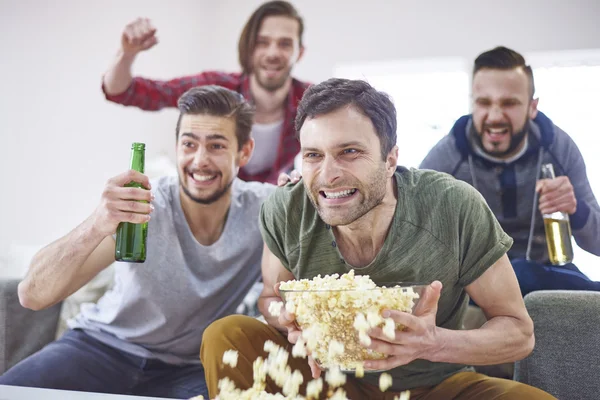 Homens excitados assistindo jogo — Fotografia de Stock