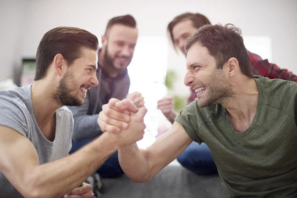 Bästa vänner ger sig en fem — Stockfoto