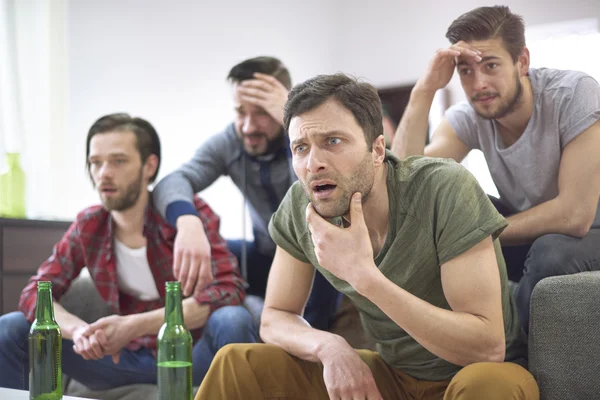Hombres viendo el partido de fútbol — Foto de Stock