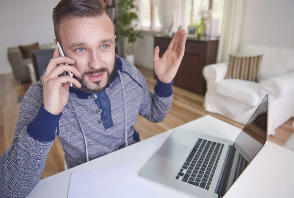 Man having werkstuk van zijn laptop — Stockfoto