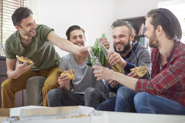 Vänner umgås med pizza och öl — Stockfoto