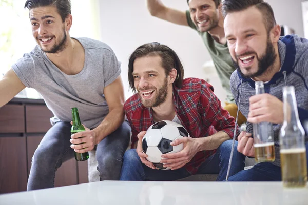 Fußballspiel ansehen — Stockfoto