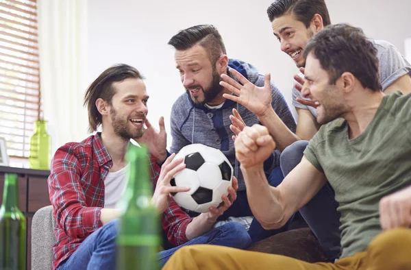 Amici che parlano di partita di calcio — Foto Stock