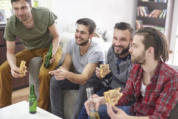 Amis au repos avec bière et pizza — Photo